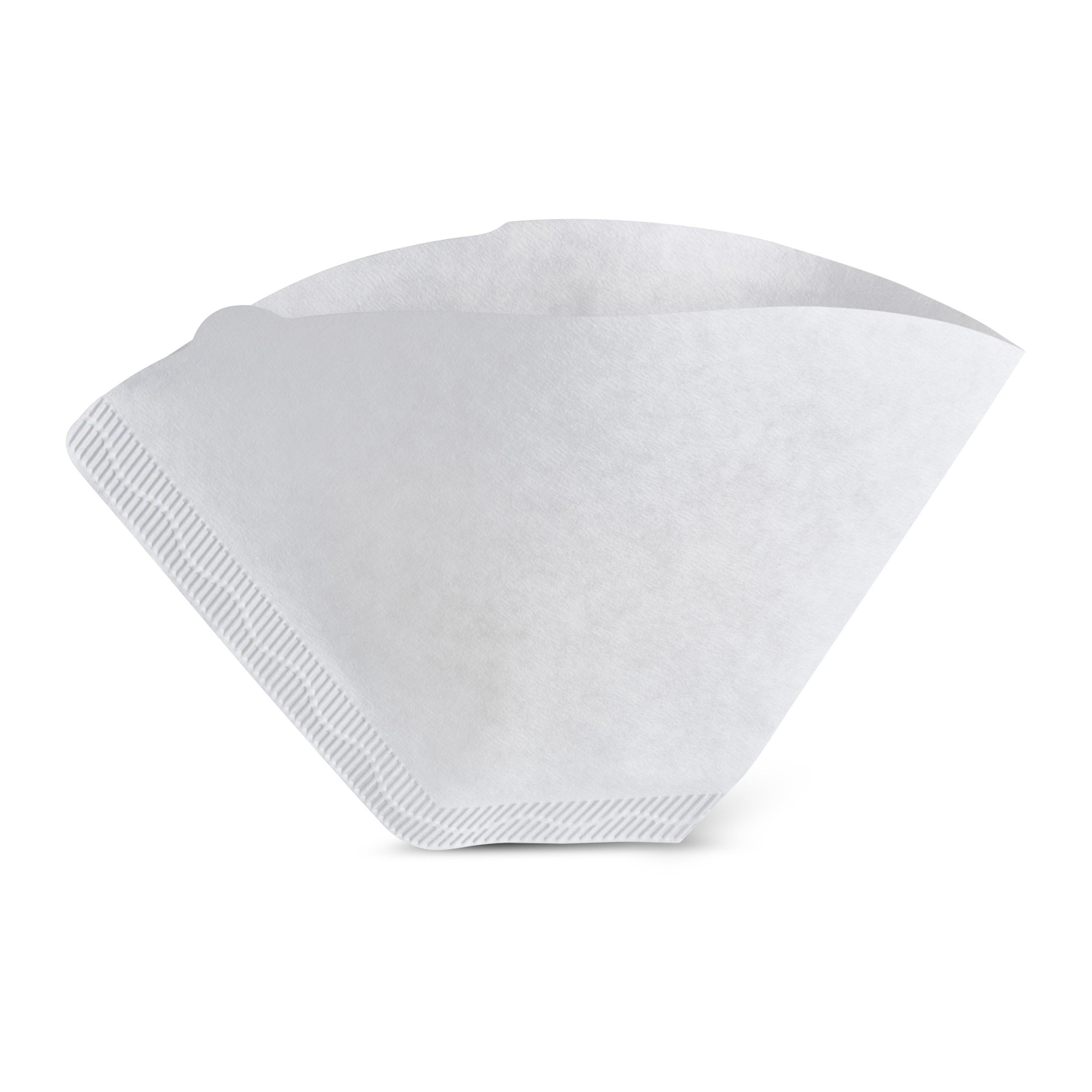 Ein weißer Papier-Kaffeefilter, zu einer Kegelform gefaltet, ist vor weißem Hintergrund isoliert.