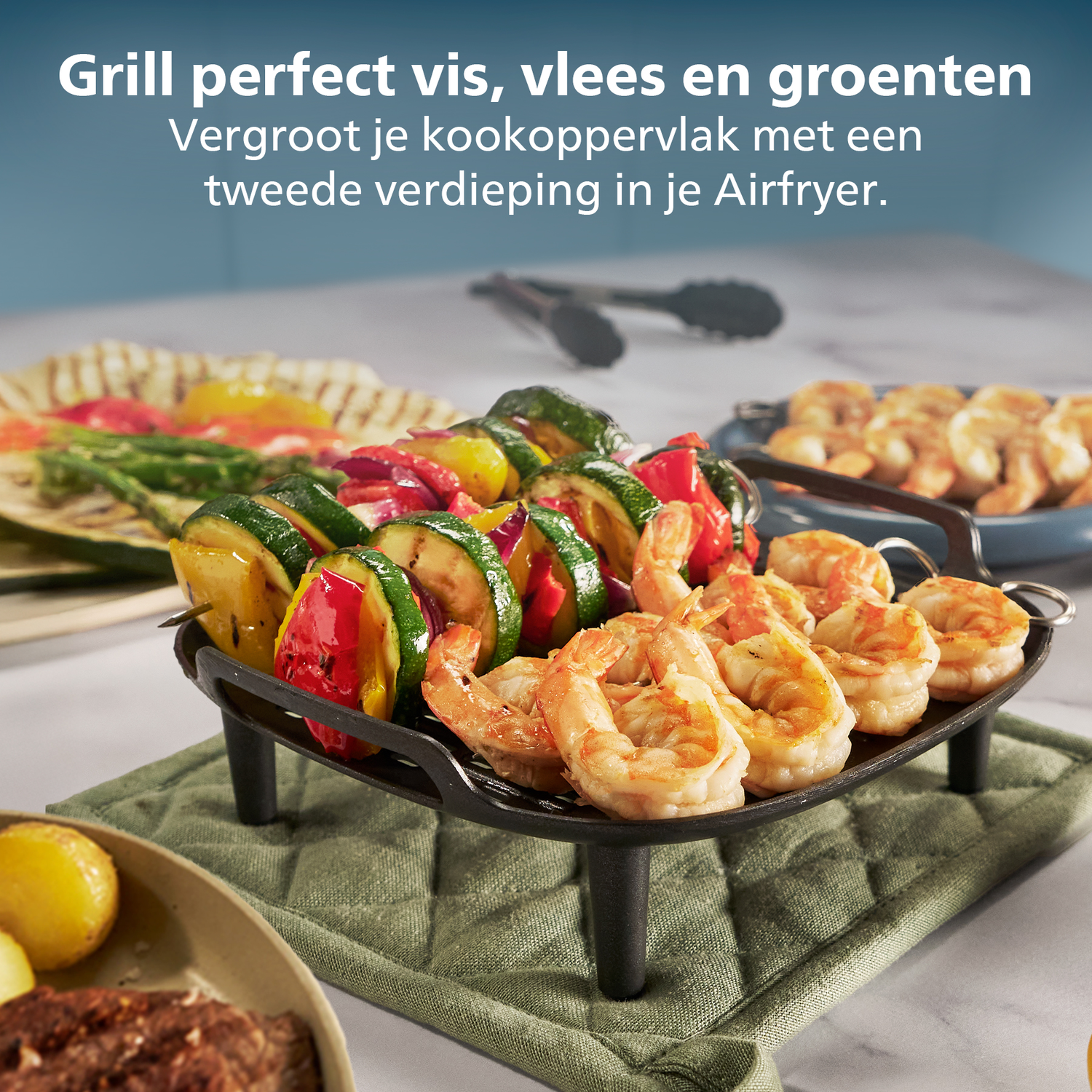 Légumes grillés et crevettes sur une grille noire. D'autres plats sont en arrière-plan.