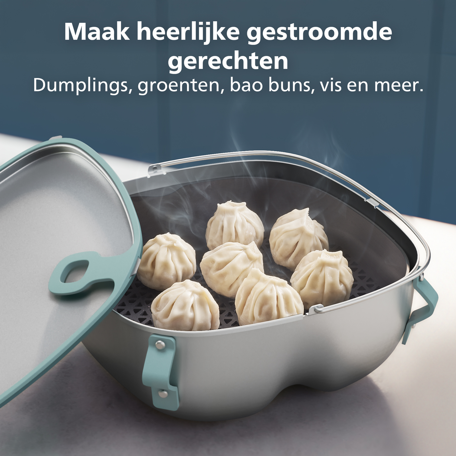 Stoomknoedels in een zilveren stomer. Het deksel is open. De achtergrond toont een blauwe muur en de tekst 'Dumplings, groenten, bao broodjes, vis en meer'.