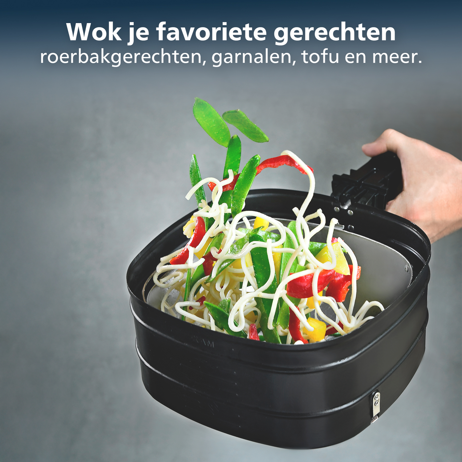 Een zwarte wok met noedels, rode en gele paprika en sperziebonen. Een hand houdt de wok vast. Tekst bovenaan: Wok je favoriete gerechten.