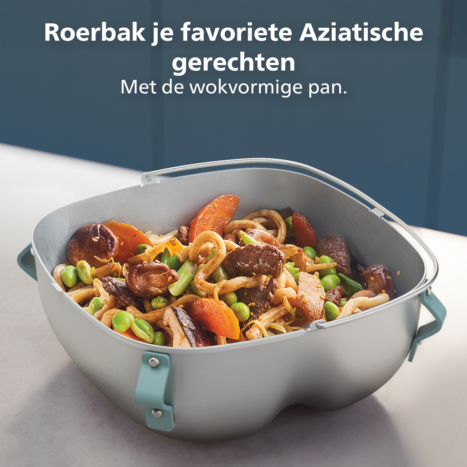 Een wok gevuld met Aziatisch eten, waaronder noedels, groenten en vlees. De wok heeft lichtblauwe handvatten. Bovenstaande tekst luidt: Roerbak je favoriete Aziatische gerechten.