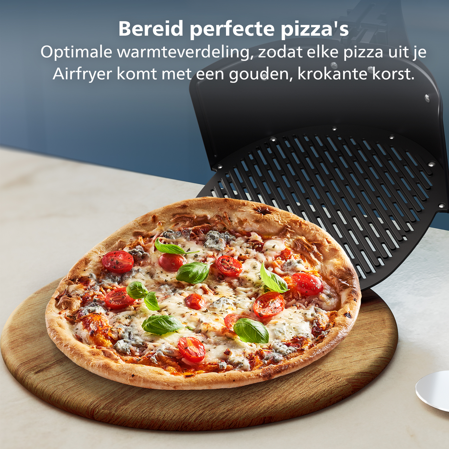 Pizza sur planche en bois avec tomates et basilic, à côté d'un air fryer. La croûte est dorée.