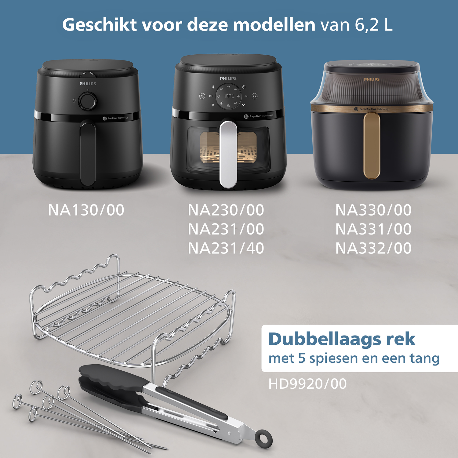 Drie zwarte Philips airfryers, een rek, spiesjes en tang worden getoond op een lichtgrijze ondergrond.
