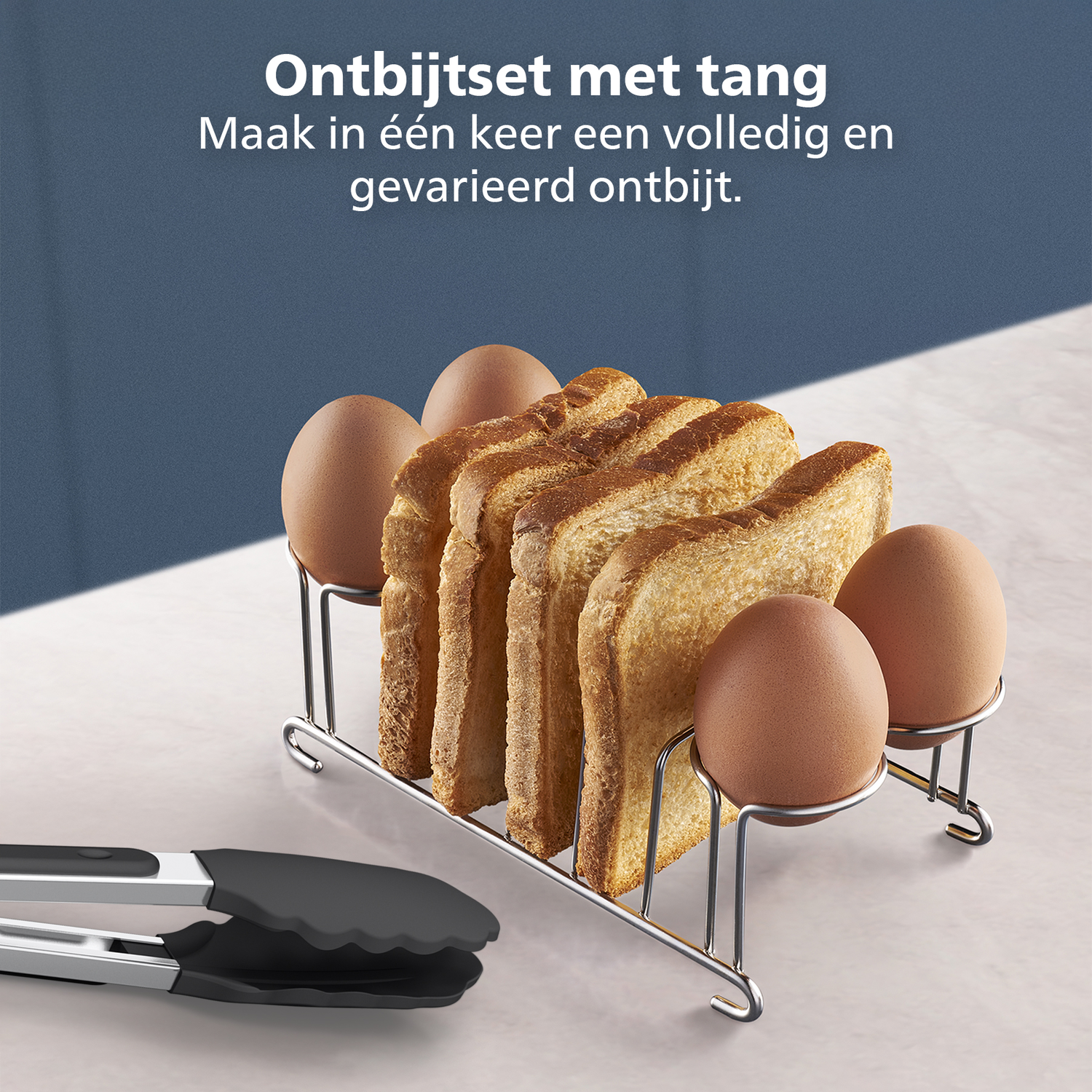 Ontbijtset met tang. Het heeft eieren en toast in een metalen rek, een tang op de voorgrond op een tafel.
