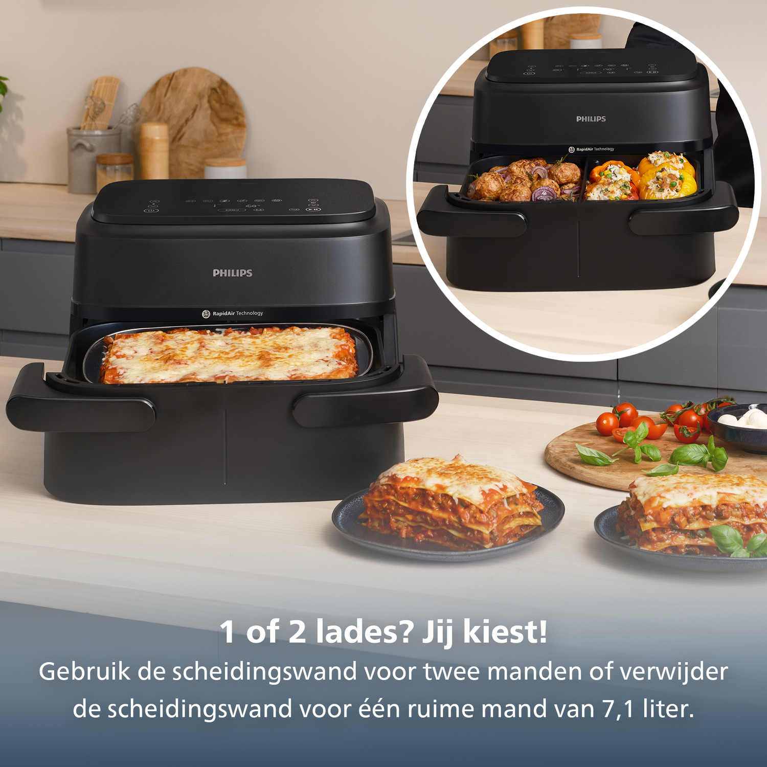 Een zwarte Philips airfryer met lasagne in de bak en een andere in een cirkel. Ingrediënten op de achtergrond.