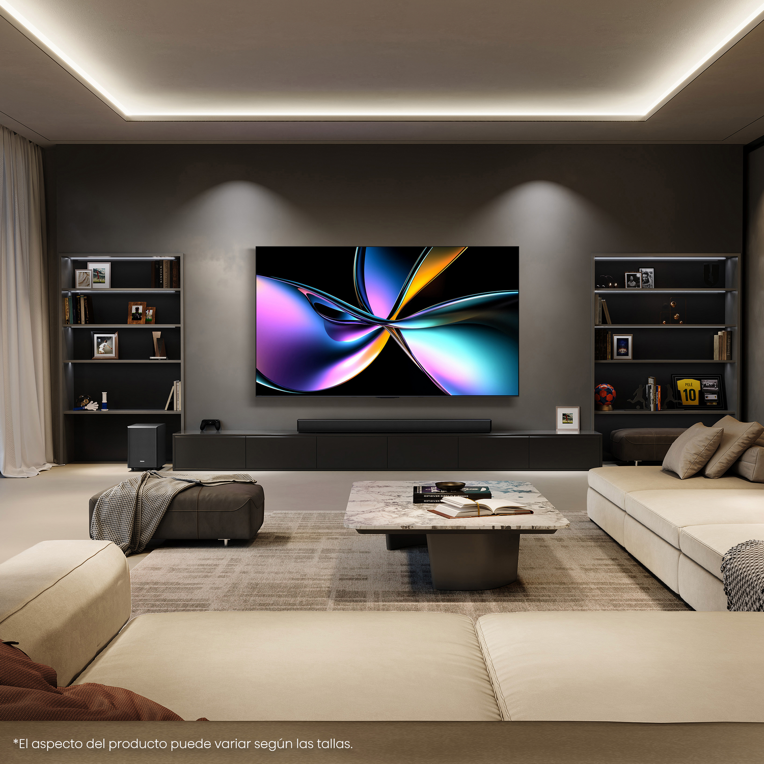 Un salón moderno con un televisor grande, una barra de sonido, una mesa de centro y un sofá. Se ven estanterías y objetos decorativos.