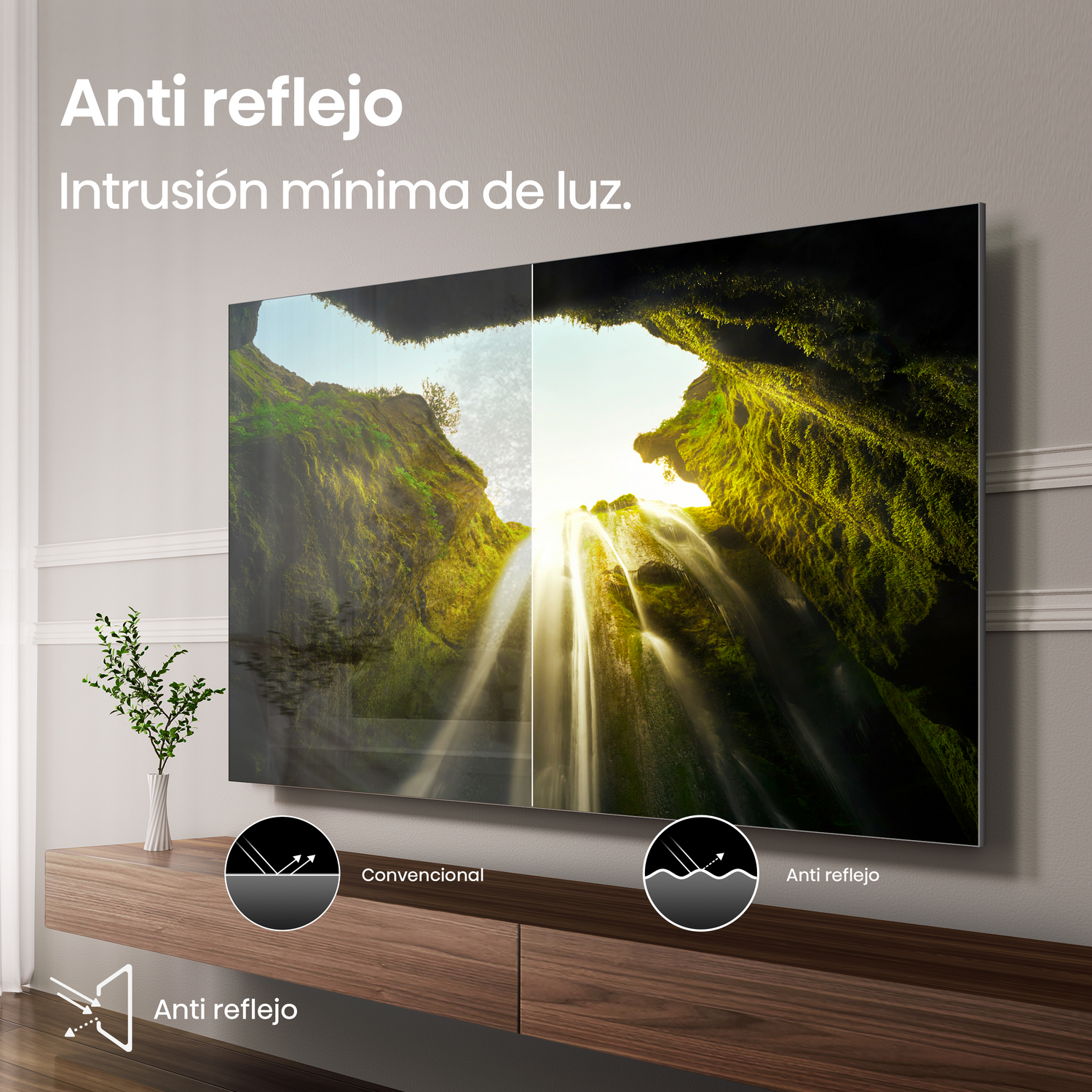 Un televisor muestra una escena de cascada. El texto 'Anti reflejo' y 'Intrusión mínima de luz' están encima de la pantalla. Está sobre un mueble de madera.