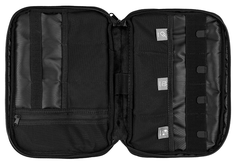 Otwarty czarny organizer tech. Ma przegródki na akcesoria, w tym kieszeń na zamek błyskawiczny, elastyczne paski i etykiety.