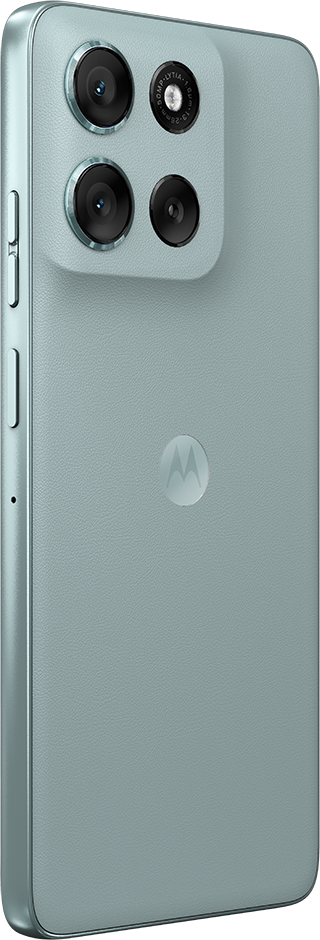 Egy türkiz Motorola telefon több hátlapi kamerával, szögből. A Motorola logó látható a hátoldalon.