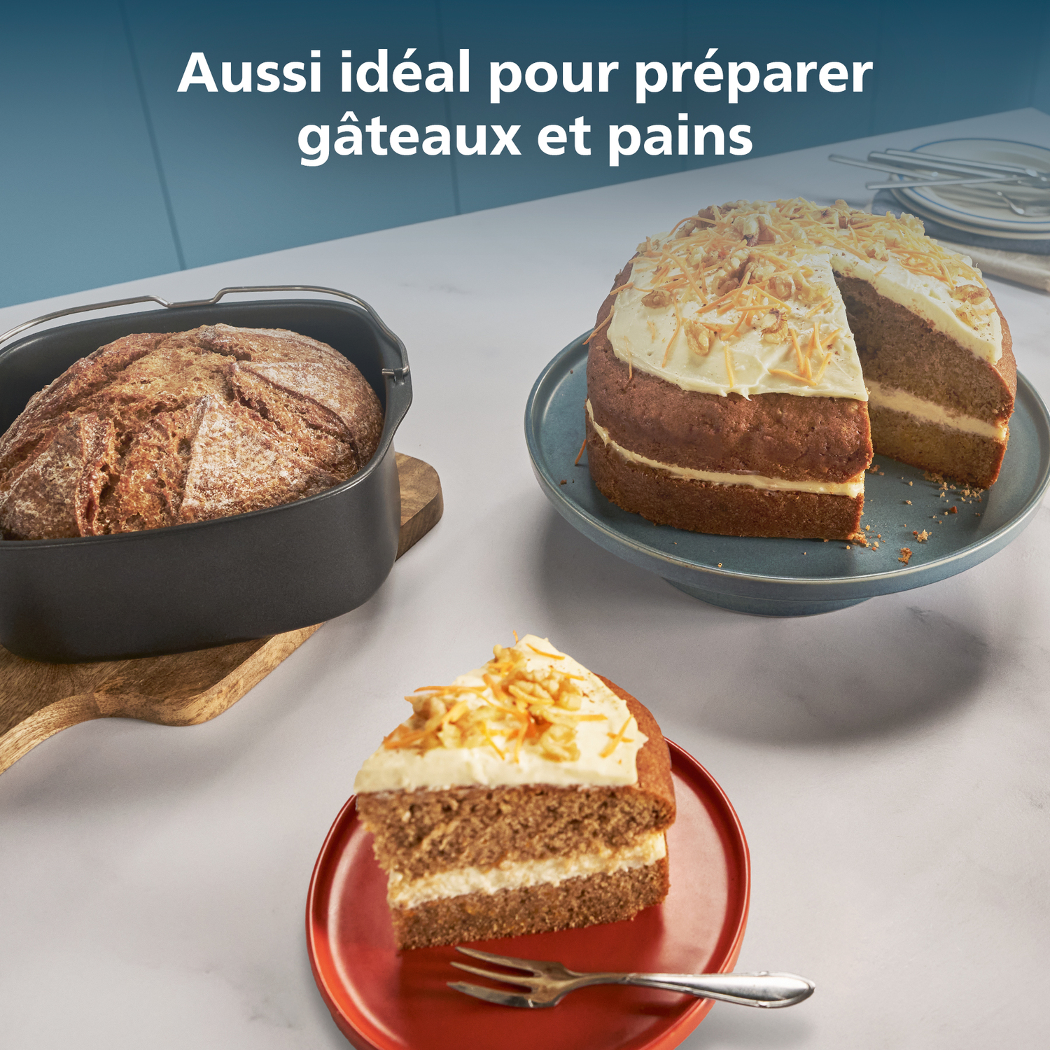 Pain dans une poêle noire, gâteau sur une assiette bleue et une part de gâteau sur une assiette rouge, le tout sur une surface blanche.