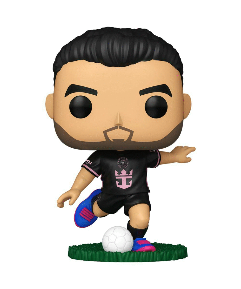 Figurka Funko Pop piłkarza w czarnym uniformie kopiącego białą piłkę. Figurka stoi na zielonej podstawie.