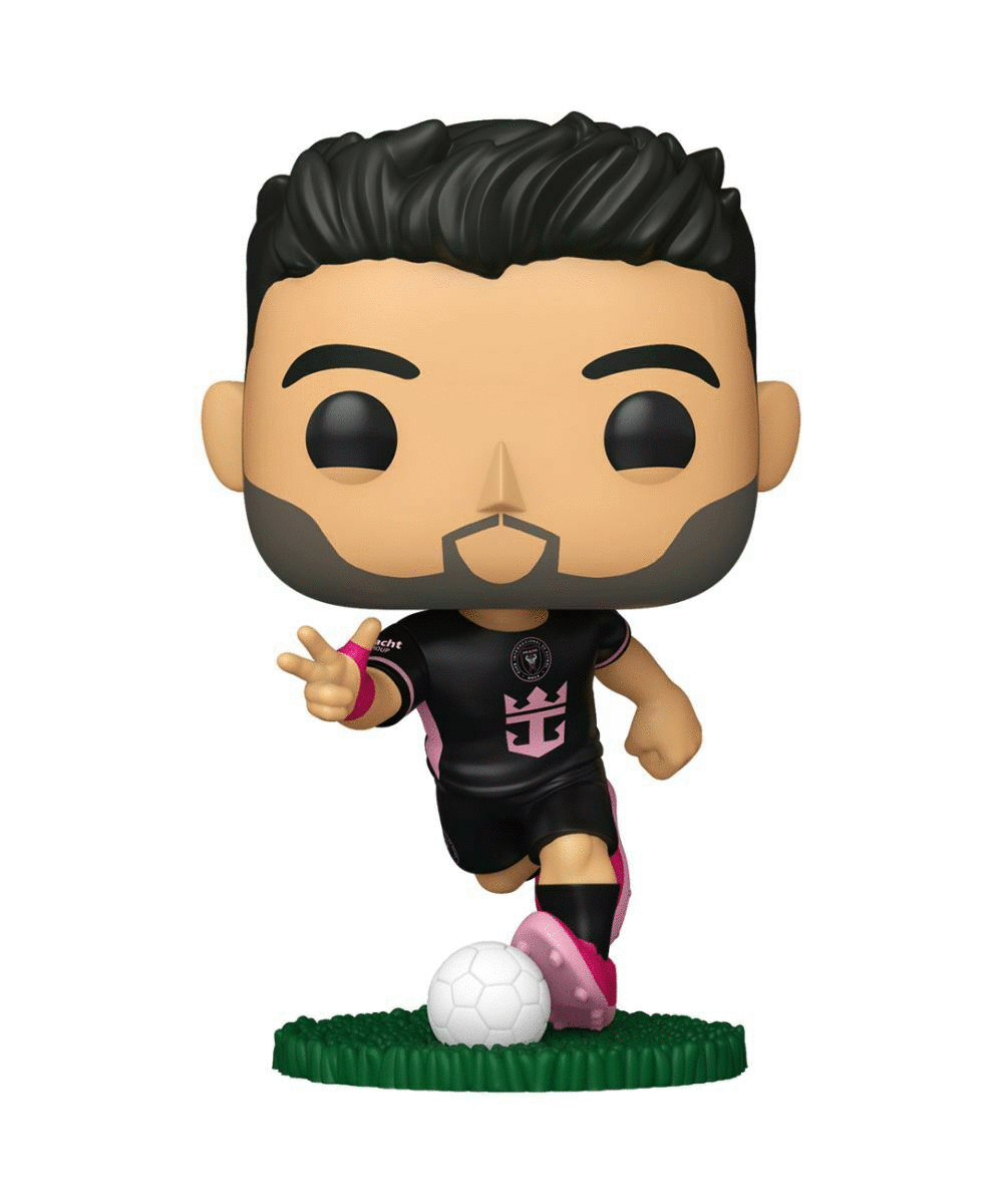 Figurka Funko Pop piłkarza w czarnym i różowym stroju. Figurka stoi na zielonej podstawie, dryblując piłkę nożną.