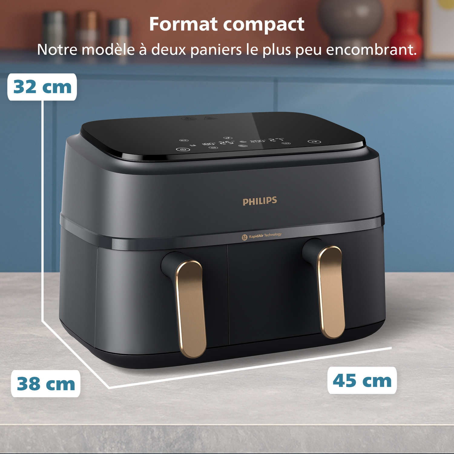Friteuse à air Philips noire avec poignées dorées sur une table. Dimensions indiquées : 32 cm, 38 cm et 45 cm. Texte : 'Format compact'.