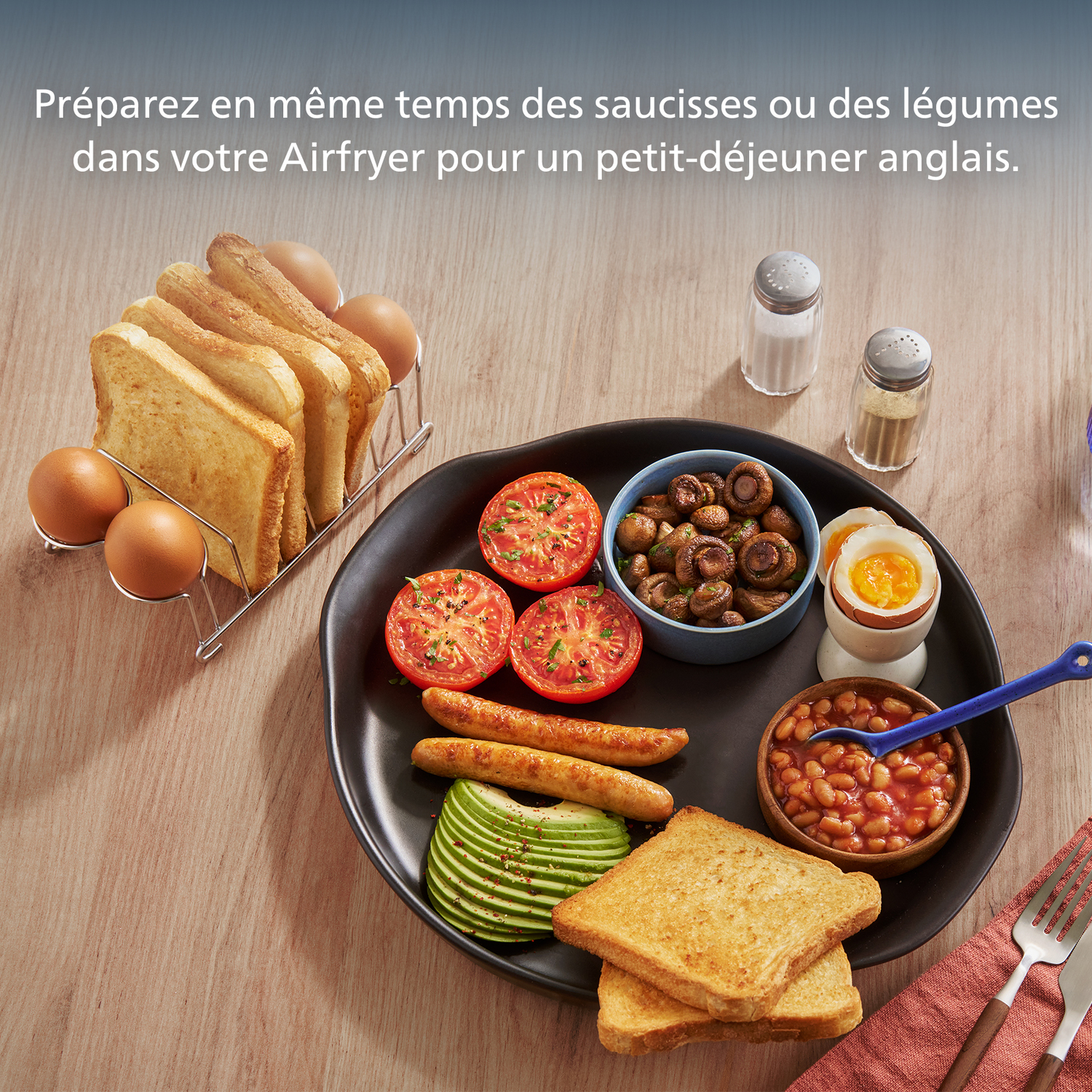 Engels ontbijt op een bord, inclusief toast, eieren, tomaten, bonen, champignons, avocado en worstjes.