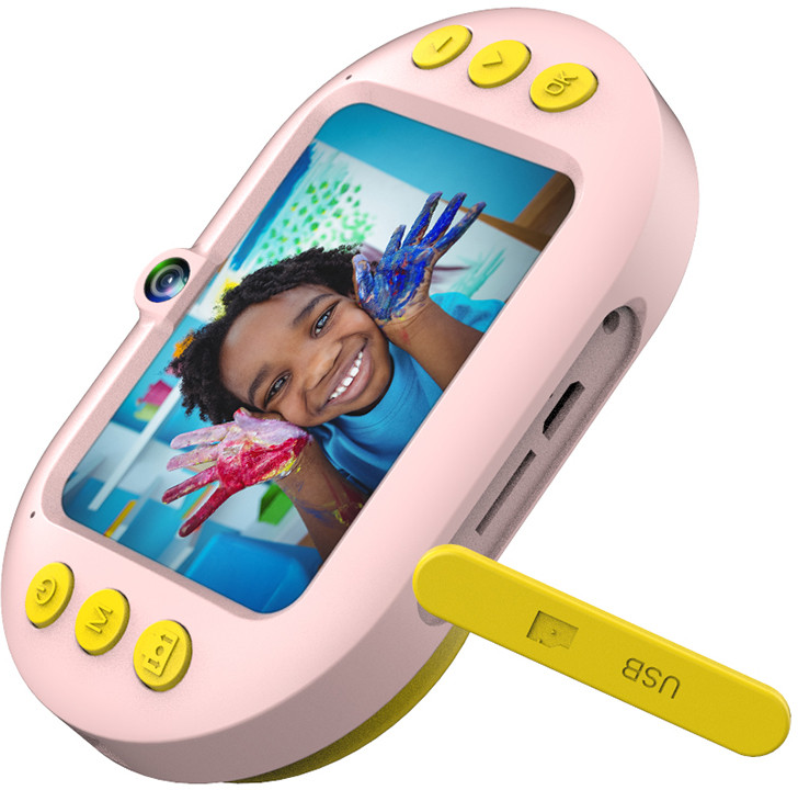Egy rózsaszín kamera festett kezű, mosolygó gyermeket mutat. Sárga gombok és egy USB-csatlakozó látható.