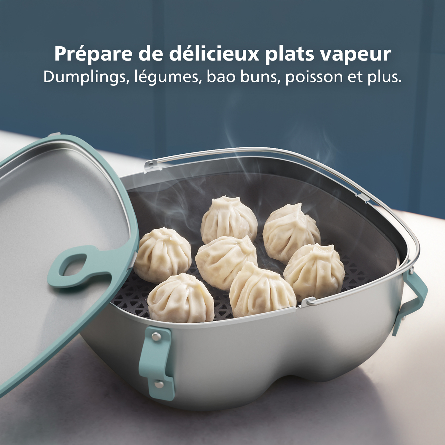 Stoompan met dumplings, stoom stijgt op. Deksel is gedeeltelijk open. Tekst: Bereid heerlijke gestoomde gerechten.