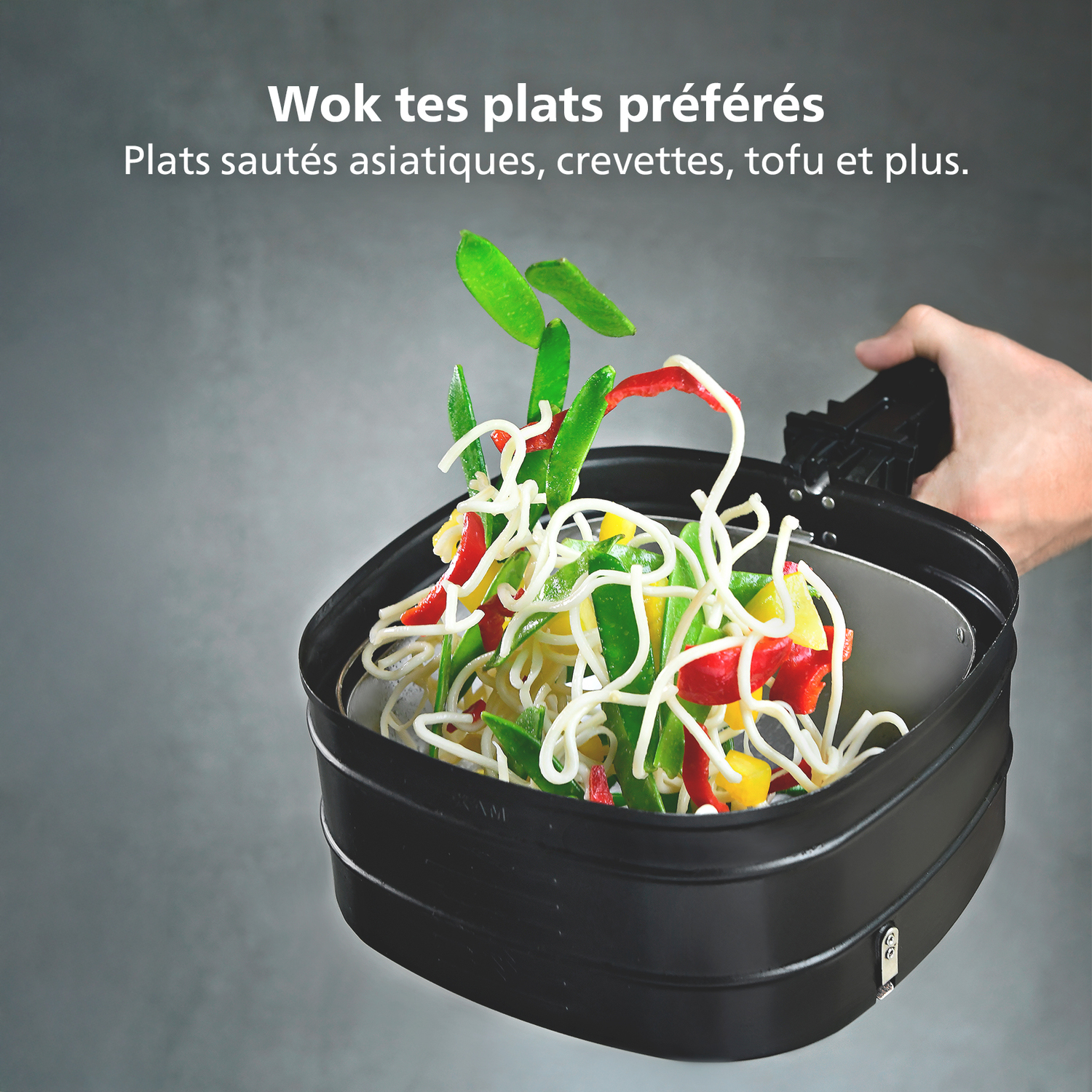 Een zwarte wok gevuld met noedels, paprika en bonen die door een hand wordt vastgehouden. Bovenin staat: 'Wok je favoriete gerechten'.