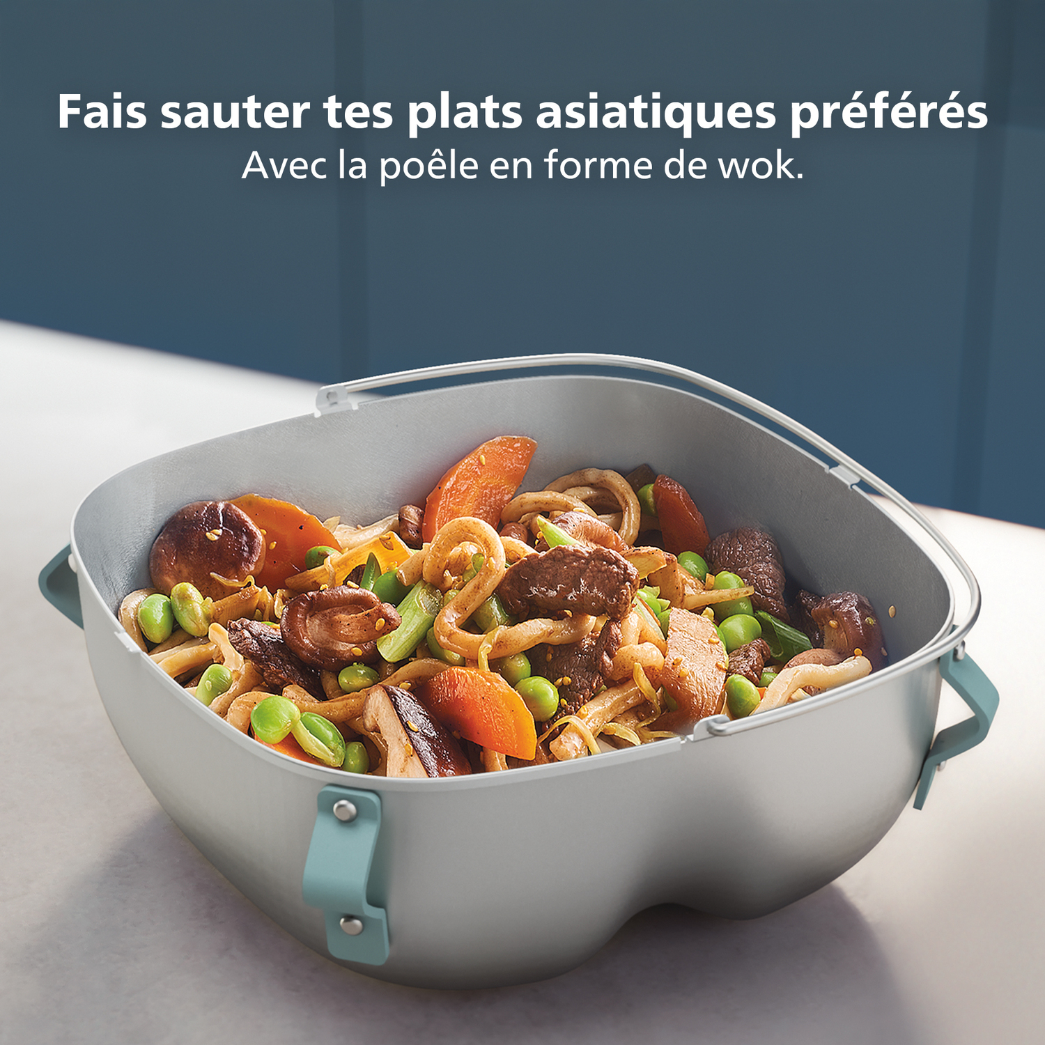 Een wok gevuld met Aziatisch eten, waaronder noedels, groenten en vlees. De wok is grijs met blauwe handvatten, tegen een blauw-witte achtergrond.