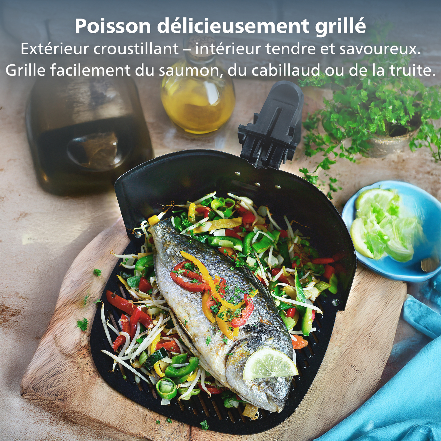 Poisson grillé avec légumes dans un panier à griller, sur une planche en bois. Inclut une bouteille d'huile, des herbes et un bol de tranches de citron.