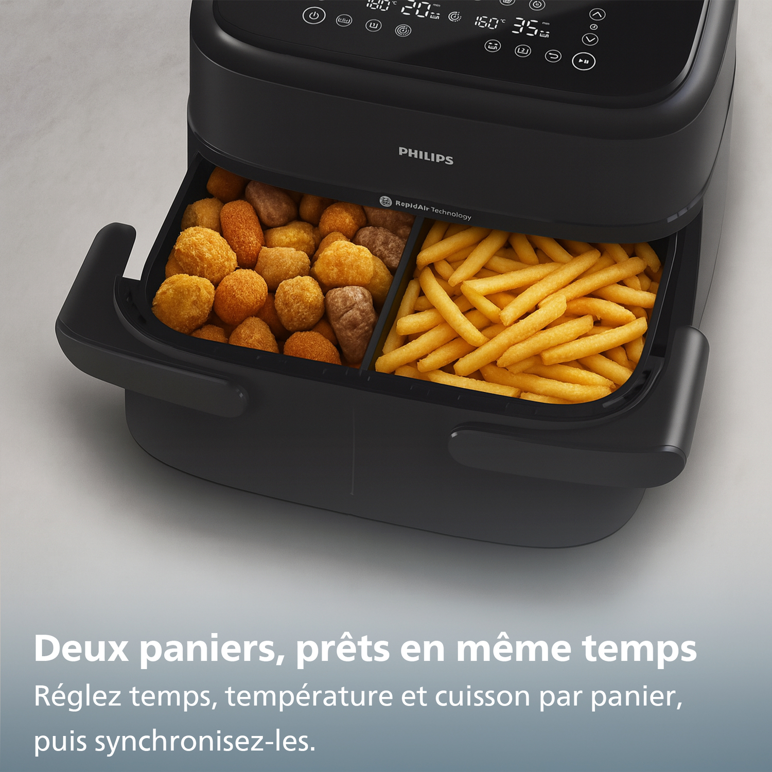 Zwarte Philips airfryer met twee manden met gefrituurd voedsel. Eén kant met kroketten, de andere met friet. Bedieningspaneel.