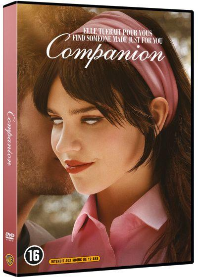 DVD-hoes van de film Companion. Een vrouw met een roze haarband en shirt, een gezicht van een man ernaast en de titel bovenaan.