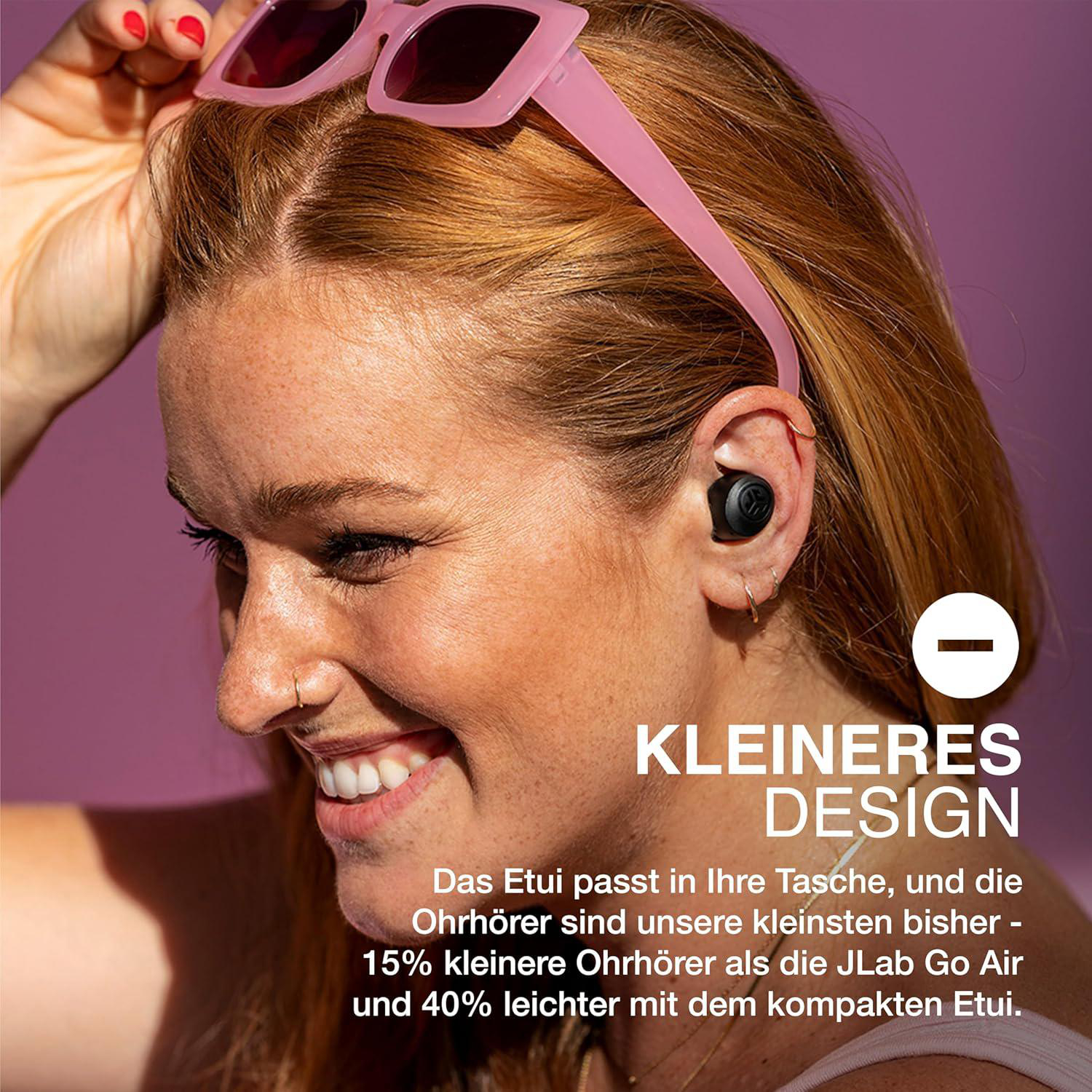 Eine Frau mit Sonnenbrille und Ohrhörern. Der Text lautet "Kleineres Design". Der Hintergrund ist lila.