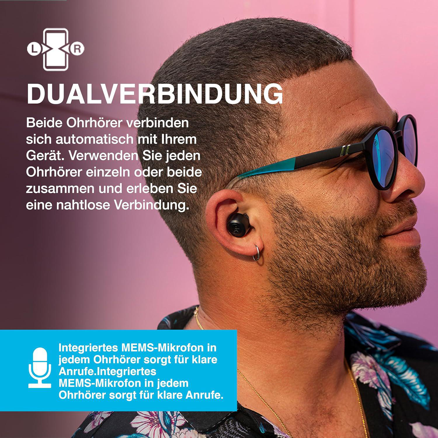 Ein Mann mit Sonnenbrille und Ohrhörer. Text lautet "DUALVERBINDUNG". Blaue Box sagt "Integriertes MEMS-Mikrofon in jedem Ohrhörer."