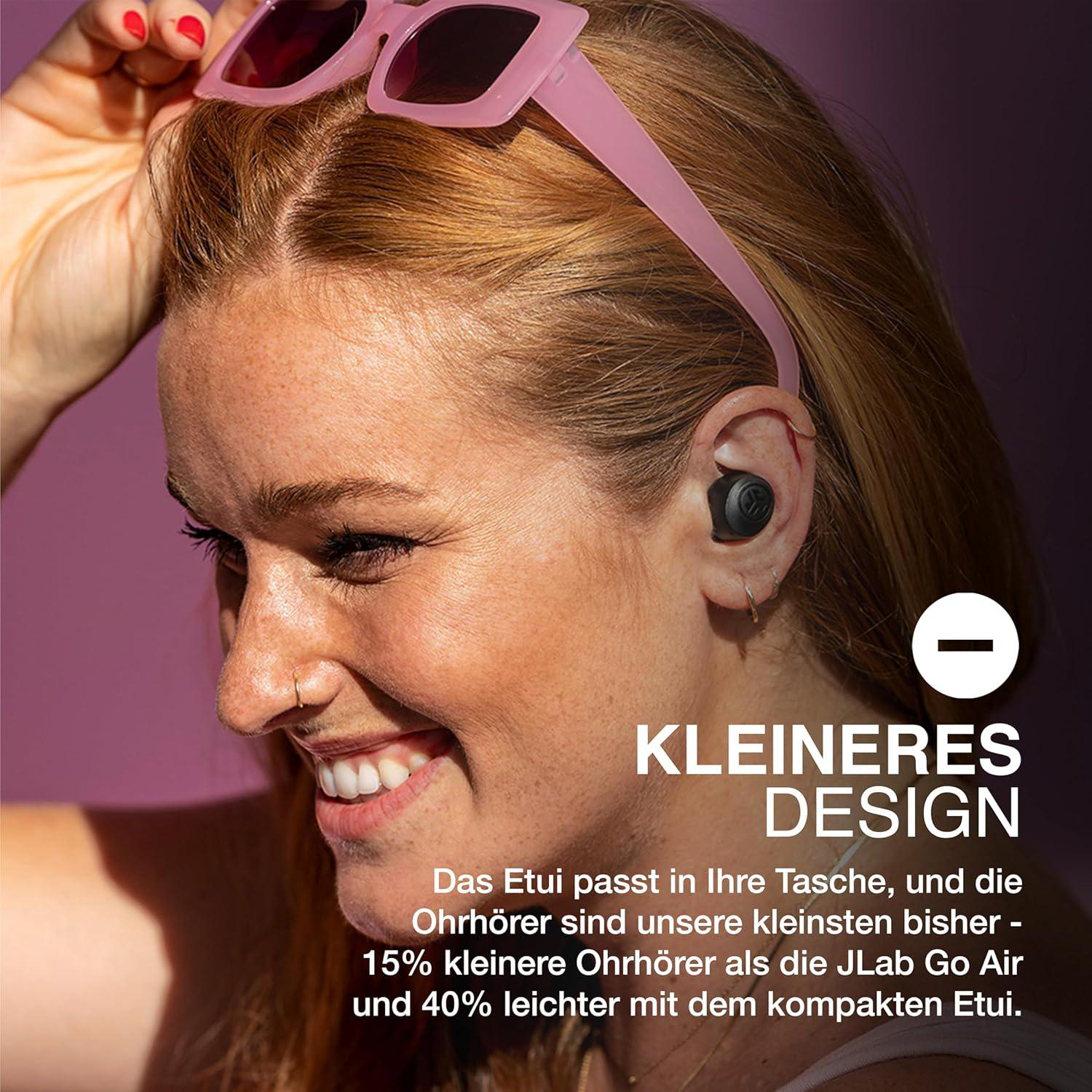 Frau mit Sonnenbrille und Ohrhörern. Text: 'Kleineres Design'. Produktinformationen. Rosa Hintergrund.