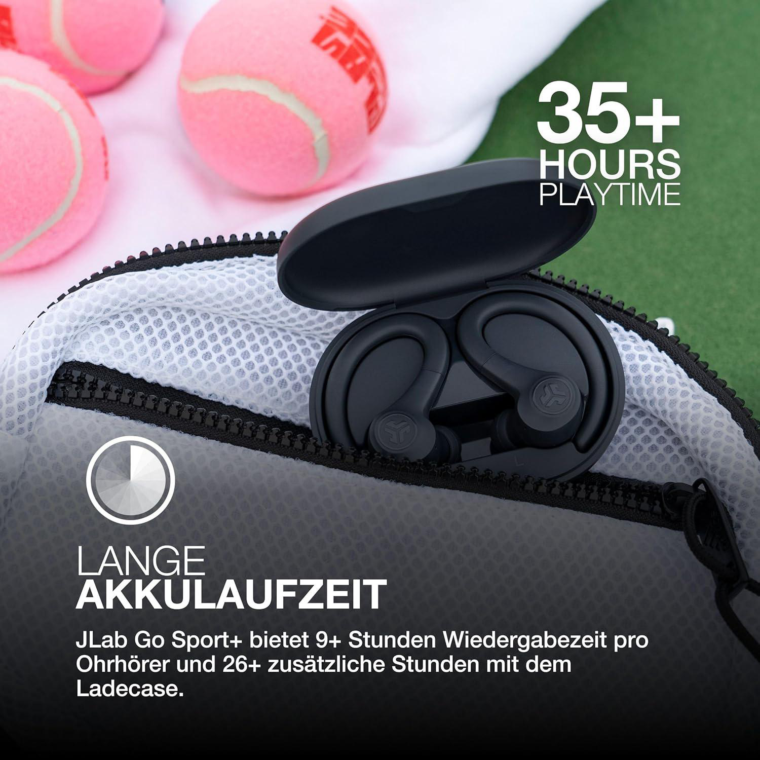 Schwarze Ohrhörer in einer Hülle, rosa Tennisbälle und Text über Spielzeit. Die Hülle ist offen und zeigt die Ohrhörer. Der Hintergrund ist weiß.