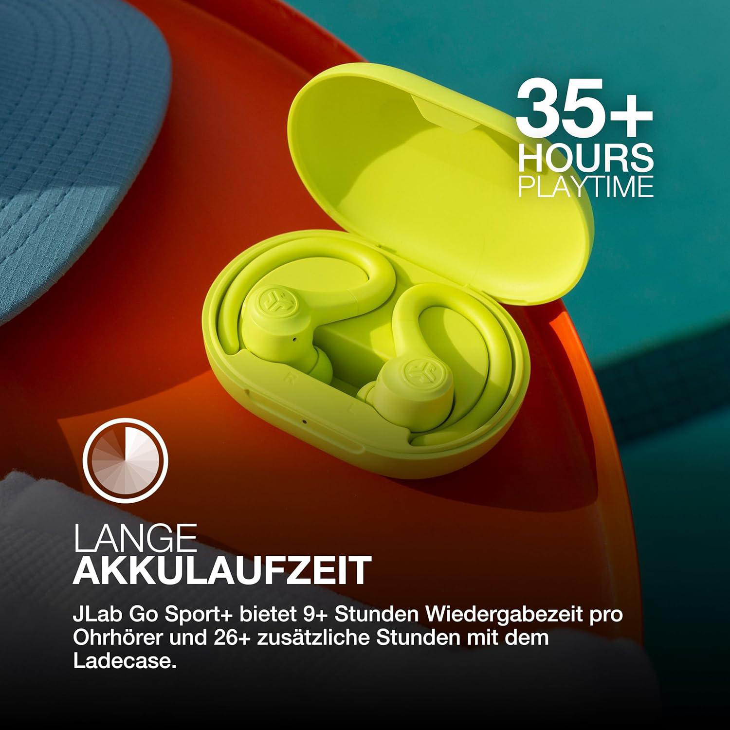 Hellgrüne Ohrhörer in einem Etui neben einem blauen Hut auf einer orangefarbenen Oberfläche. Text: '35+ STUNDEN SPIELZEIT' und 'LANGE AKKULAUFZEIT'.
