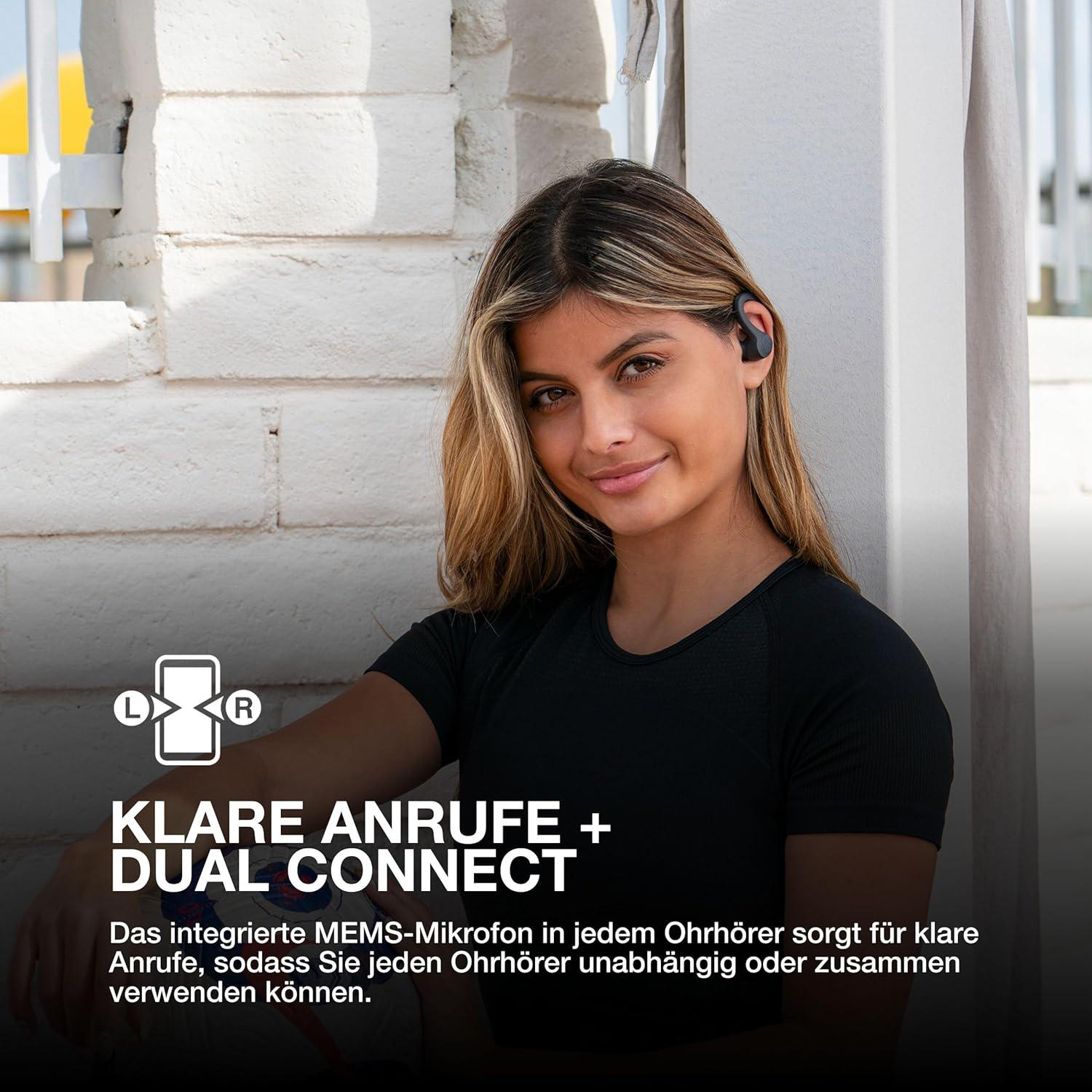 Eine lächelnde Frau mit Ohrhörern. Weißer Ziegelhintergrund, Text: Klare Anrufe + Dual Connect. Integriertes Mikrofon für klare Anrufe.