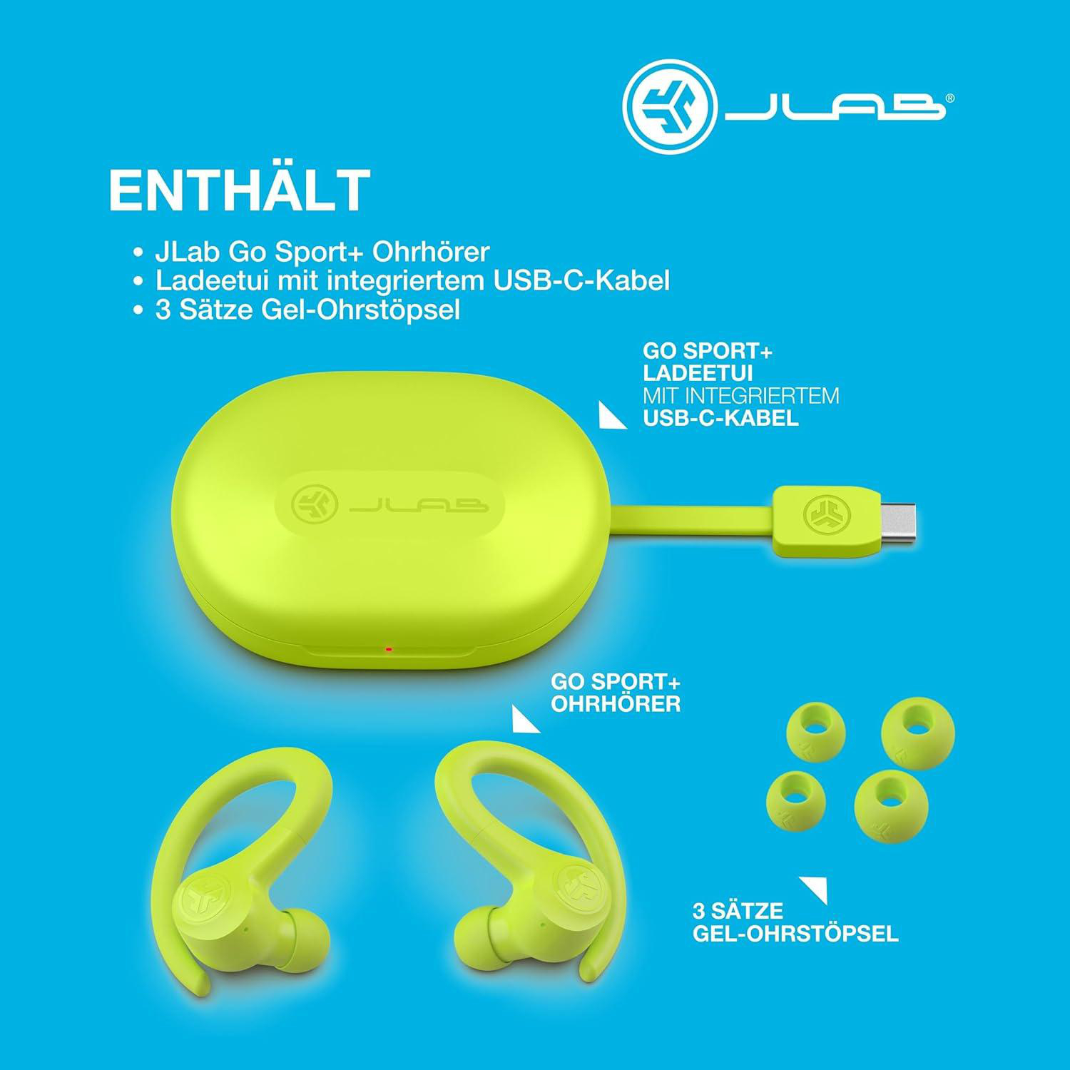 Ein neongrünes JLab Go Sport+ Kopfhörerset auf blauem Grund. Enthält Ohrhörer, Ladecase, USB-C-Kabel und Gel-Ohrstöpsel.