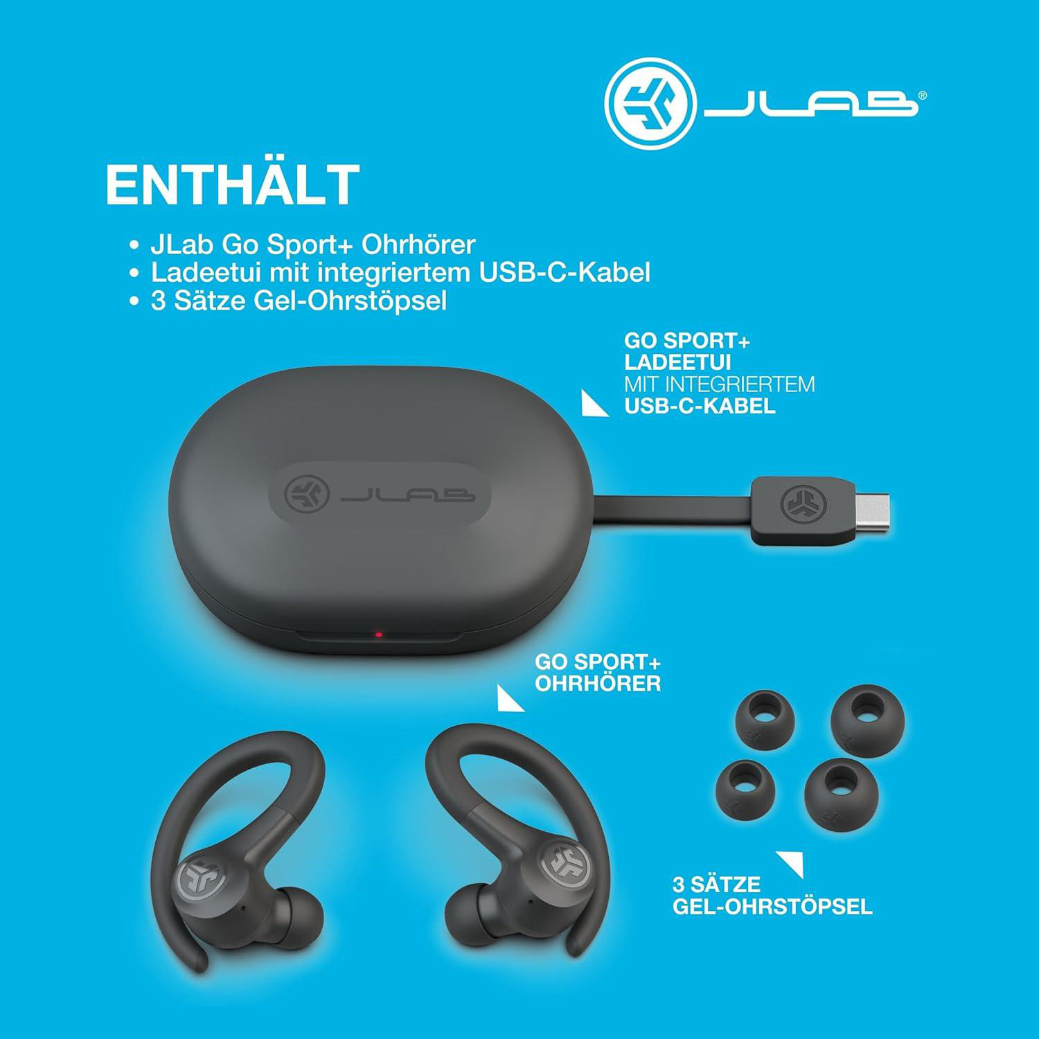 Das Bild zeigt JLab Go Sport+ Ohrhörer, Ladeetui, USB-C-Kabel und Ohrstöpsel. Alle Artikel sind dunkelgrau auf blauem Hintergrund.