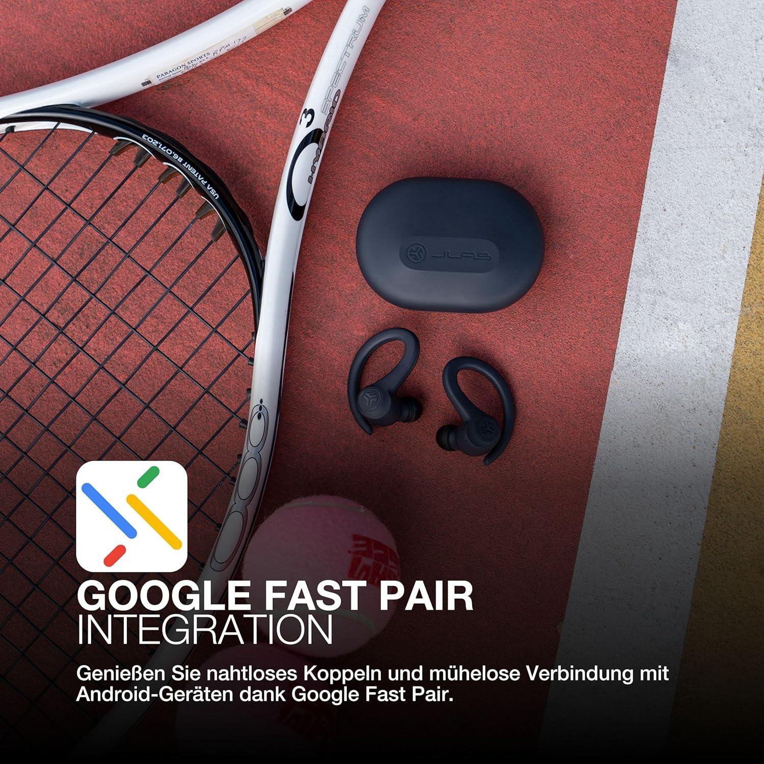 Tennisschläger, Ohrhörer und Etui auf rotem Platz. Ein Tennisball ist ebenfalls vorhanden. Das Google Fast Pair Logo wird angezeigt.
