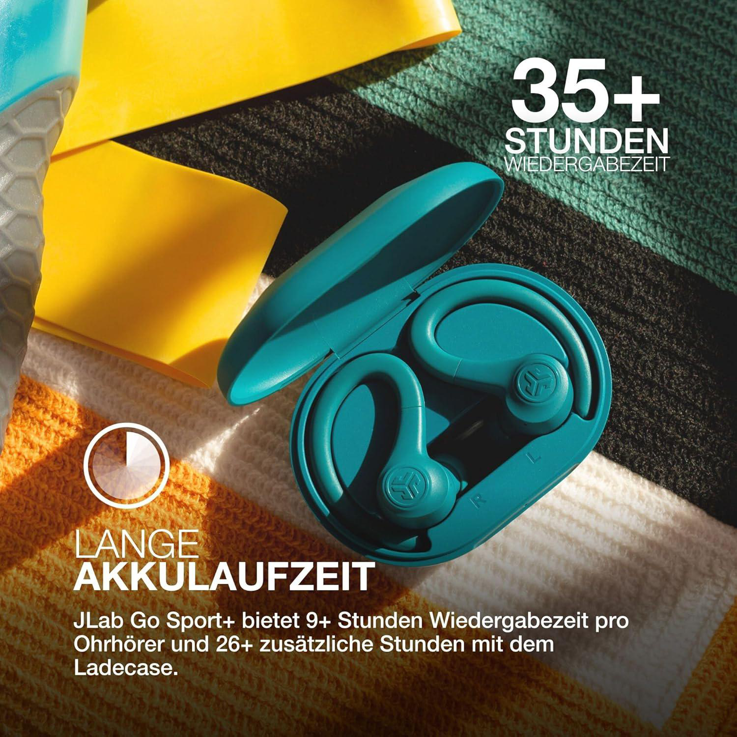 Türkisfarbene Ohrhörer in einem Etui, gelbes und weißes Gewebe, Text: „35+ STUNDEN WIELDERGABEZEIT“ und „LANGE AKKULAUFZEIT“.