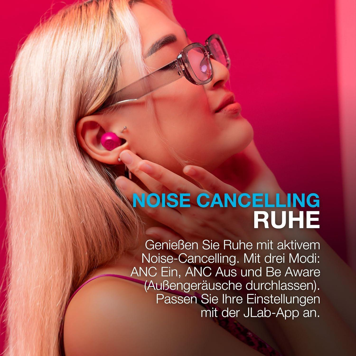 Eine Frau mit Brille und rosa Ohrhörern. Der Text lautet 'Noise Cancelling Ruhe' mit Informationen zu Noise-Cancelling-Modi.