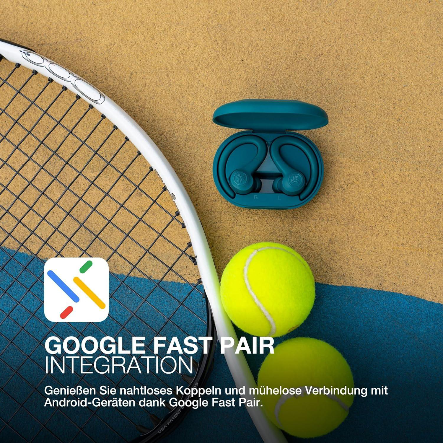 Tennisschläger, Ohrhörer und Tennisbälle auf einem Platz. Google Fast Pair Integration wird beworben.