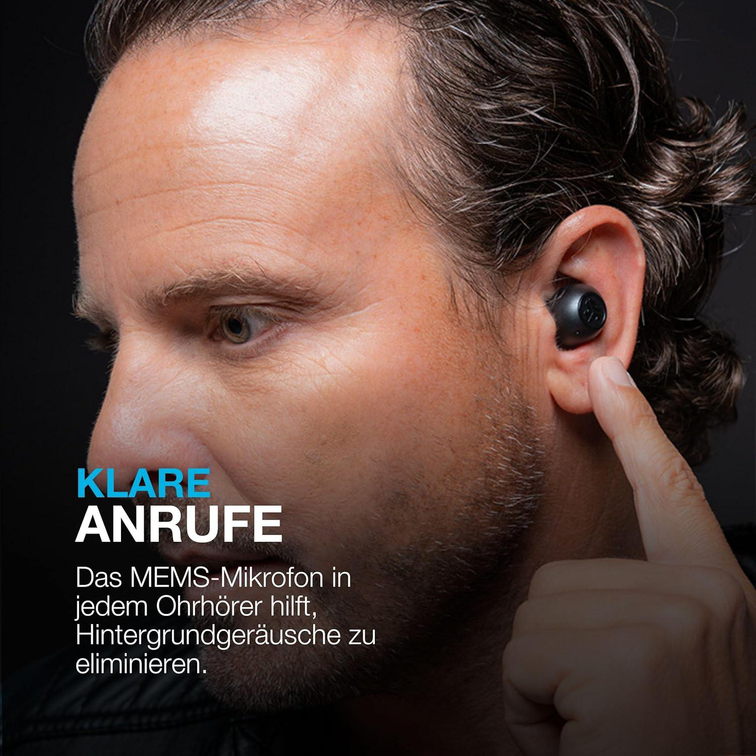 Ein Mann mit einem schwarzen Ohrhörer. Sein Finger zeigt auf den Ohrhörer. Text: 'Klare Anrufe' und Details zum Mikrofon.