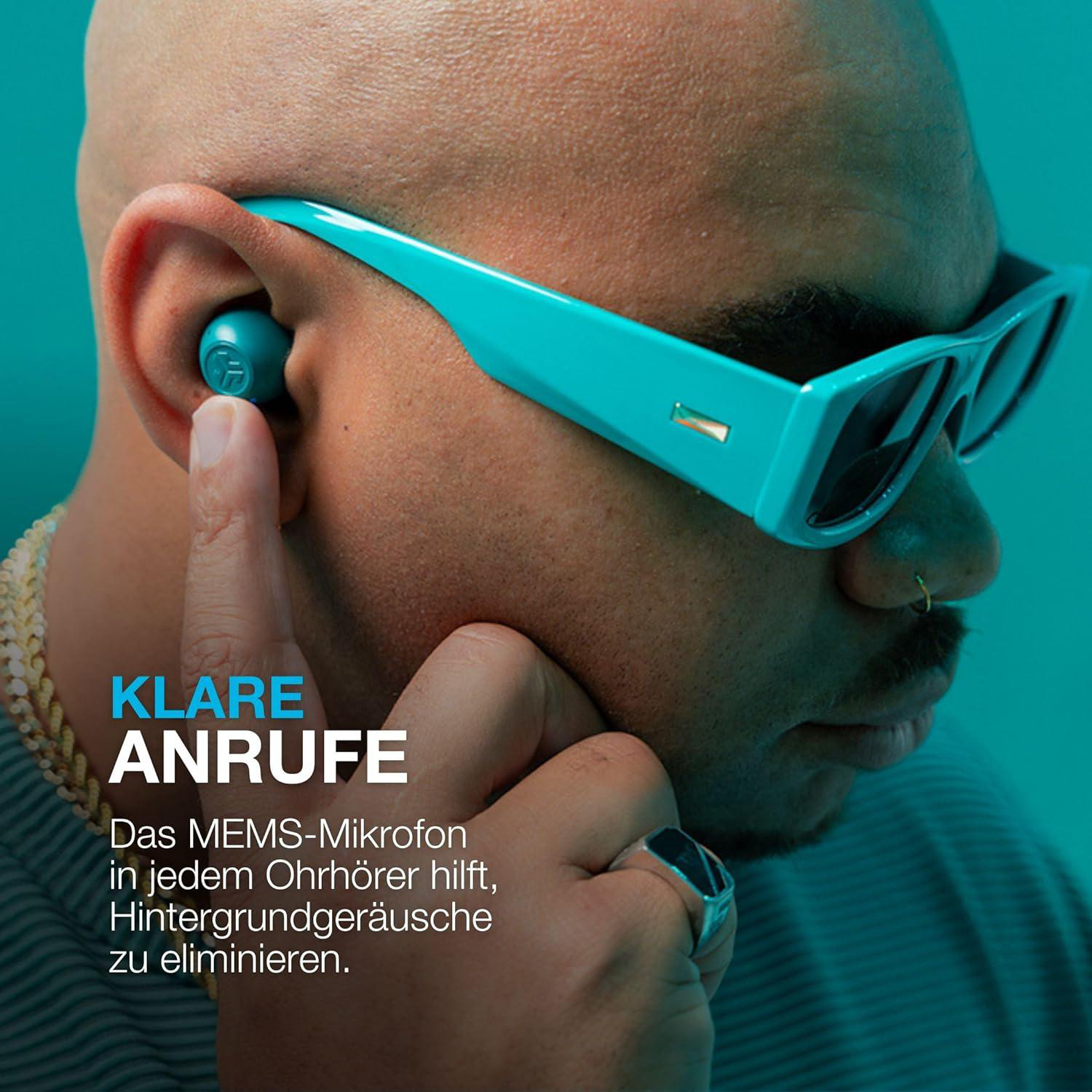 Ein Mann mit Sonnenbrille und Ohrhörer im Ohr. Er berührt den Ohrhörer. Text lautet 'klare Anrufe'.