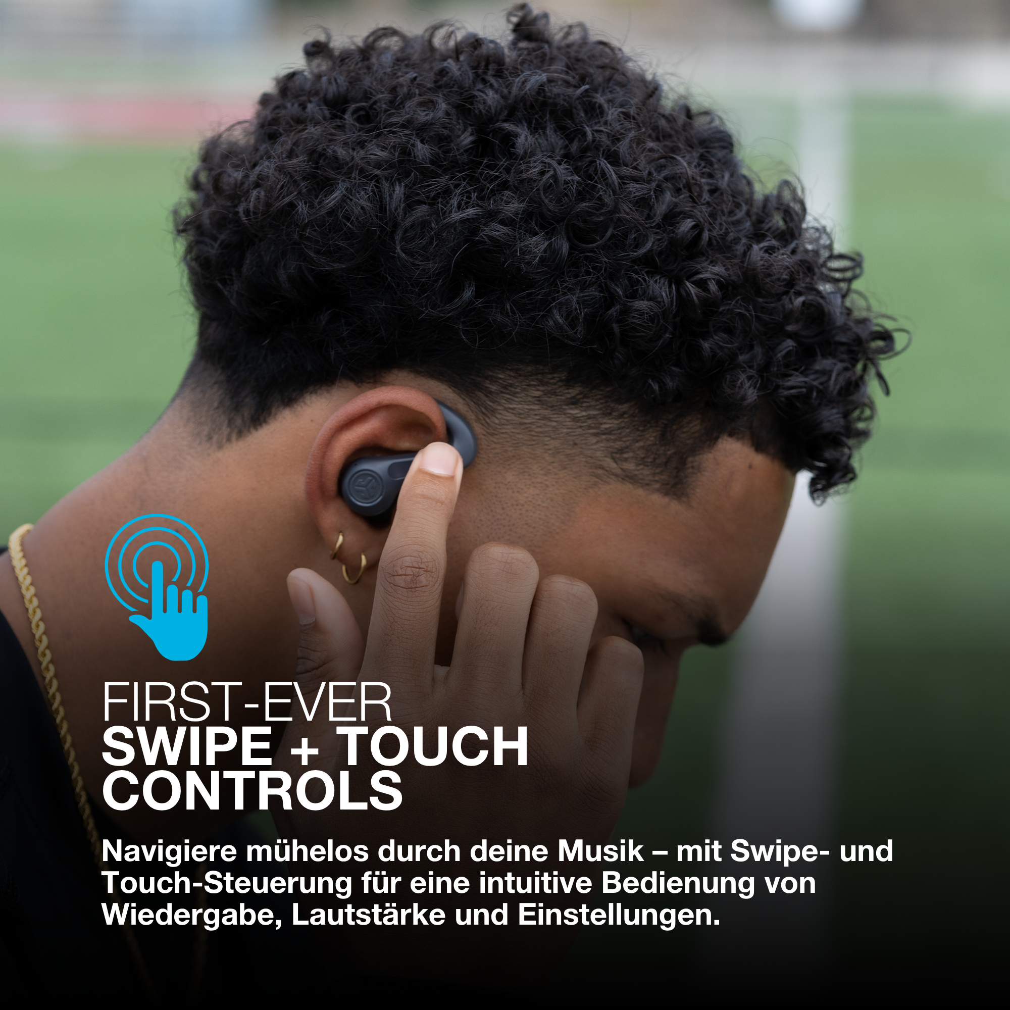 Eine Person mit lockigem Haar, die einen Ohrhörer trägt. Die Werbung sagt: "First-Ever Swipe + Touch Controls" mit einem Touch-Symbol.