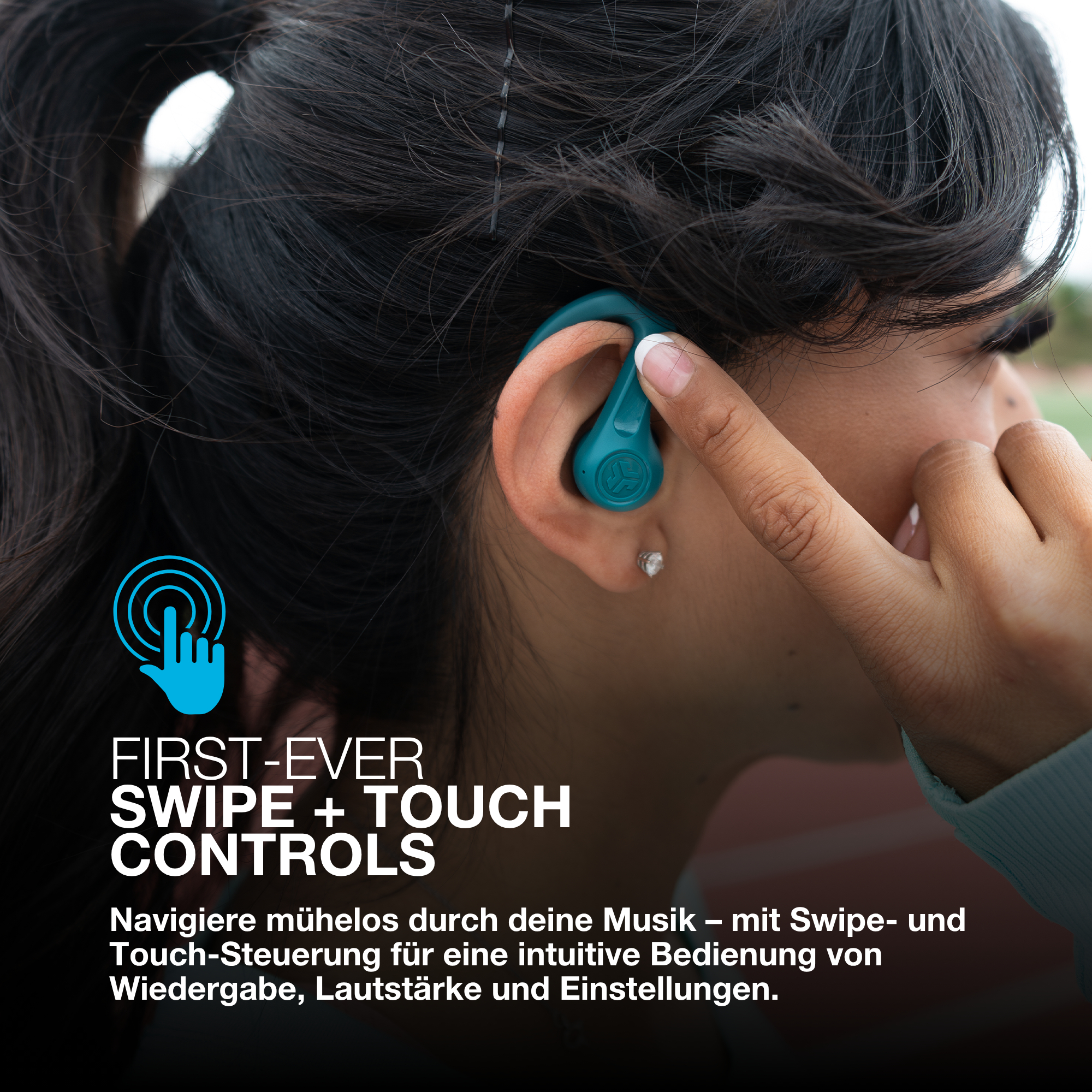 Eine Person mit einem teal Ohrhörer berührt ihn mit einem Finger. Text sagt 'FIRST-EVER SWIPE + TOUCH CONTROLS'.