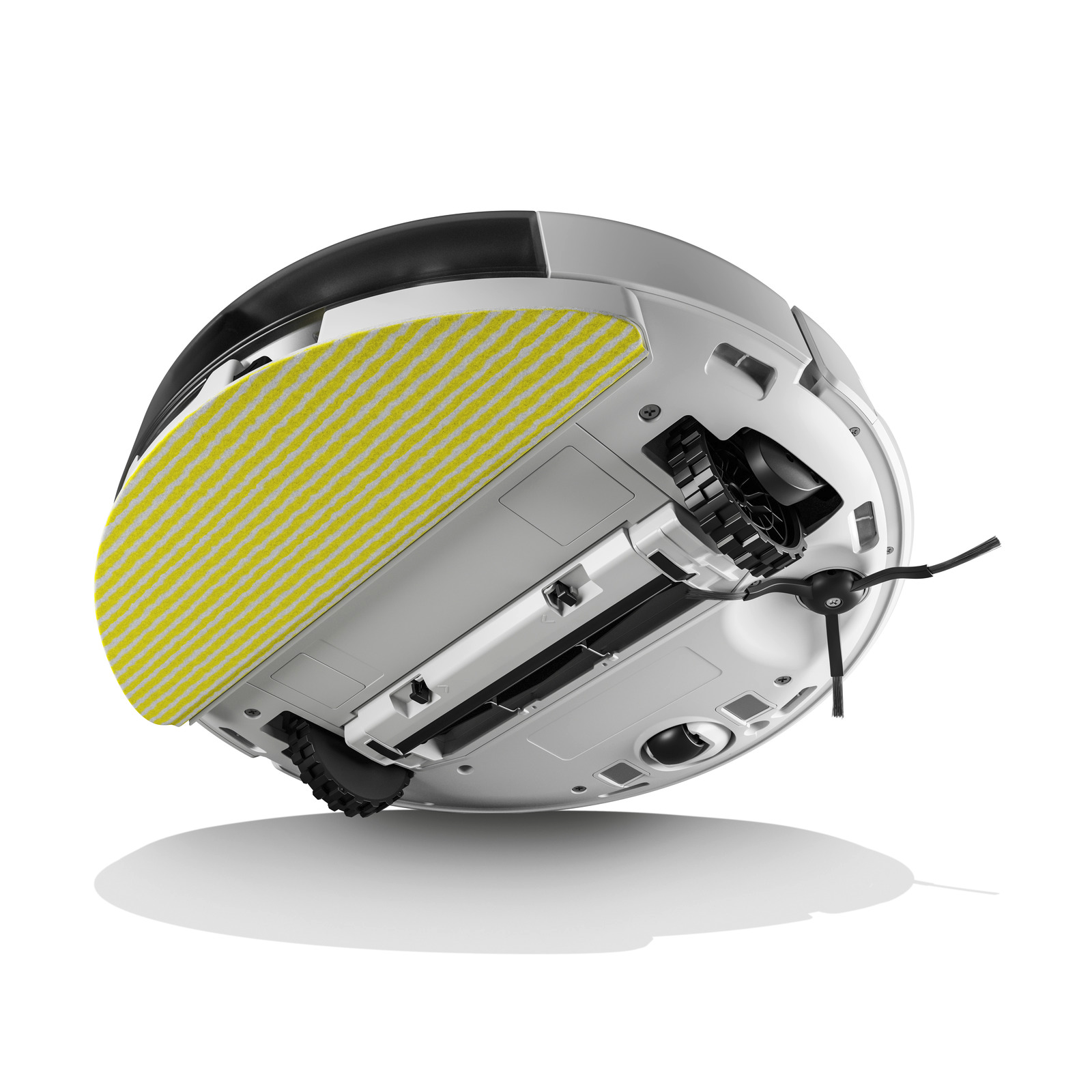 Robot porszívó, alsó nézet. Szürke test, sárga tisztítópárna, fekete kerekek és kefék. Fehér háttér.