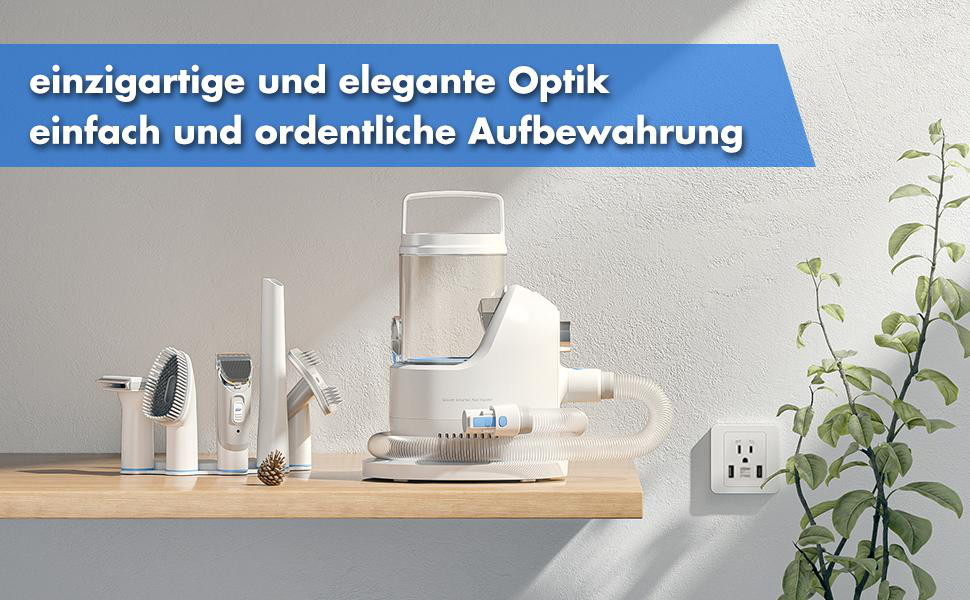Ein weißer Staubsauger und Zubehörteile stehen auf einem Holzregal. Eine Pflanze und eine Steckdose sind an der Wand.