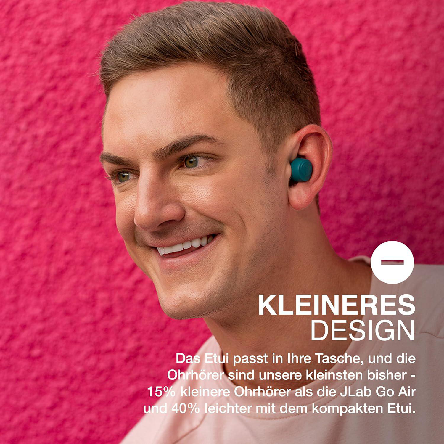 Ein lächelnder Mann mit einem teal Ohrhörer. Text: "Kleineres Design". Rosa Hintergrund. Text über kompakte Ohrhörer und Etui.