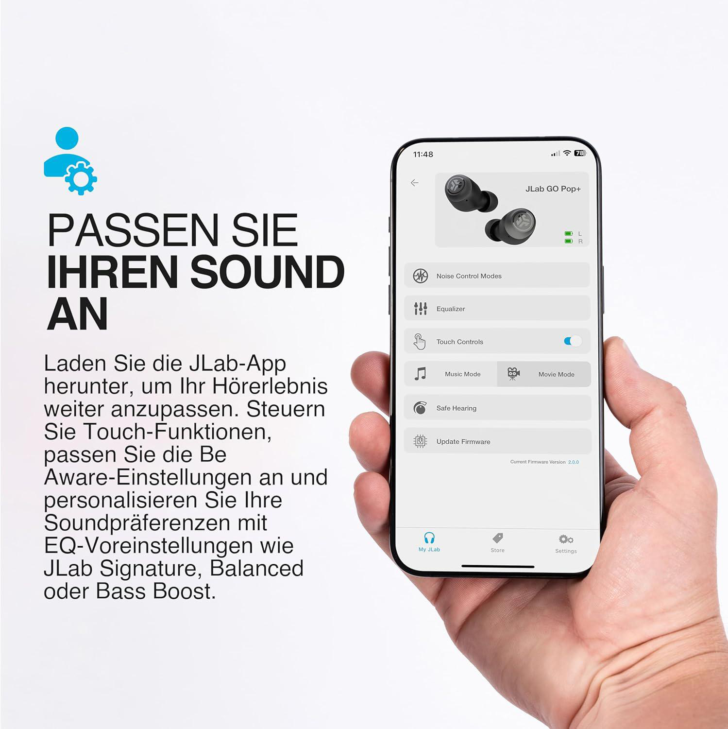 Eine Hand hält ein Telefon mit der JLab-App-Oberfläche, die Kopfhörereinstellungen zeigt. Text lautet "PASSEN SIE IHREN SOUND AN" und beschreibt die Anpassung.