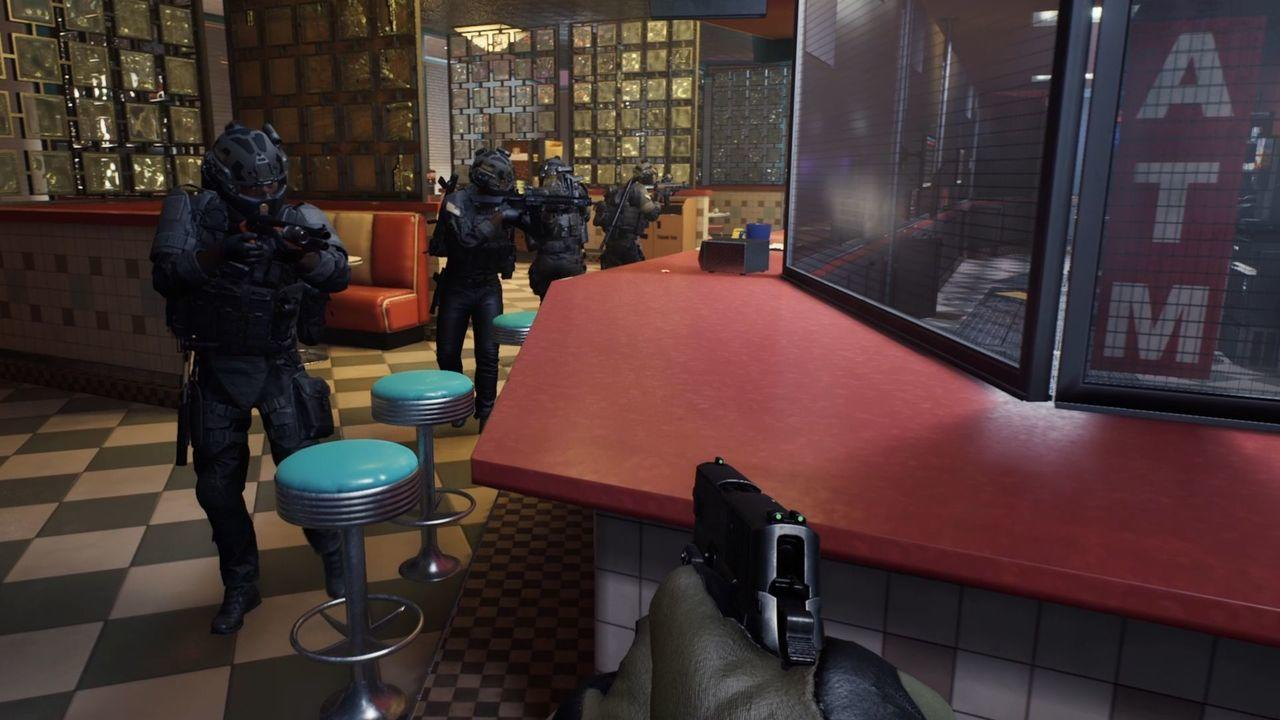 Bewaffnete Soldaten in einem Diner. Einer hält eine Pistole, andere stehen mit Gewehren. Roter Tresen, blaue Hocker, Schachbrettboden und ein Geldautomat.