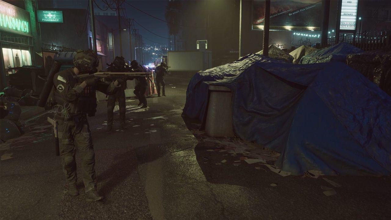 Bewaffnete Figuren mit Gewehren patrouillieren nachts eine Stadtstraße. Blaue Planen bedecken Gebäude. Ein Apothekenzeichen leuchtet.