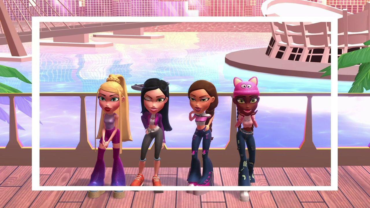 Vier Bratz-Puppen stehen auf einem Deck. Sie tragen bauchfreie Tops, Jeans und Stiefel. Im Hintergrund sind ein Pool, Gebäude und ein weißer Rahmen zu sehen.