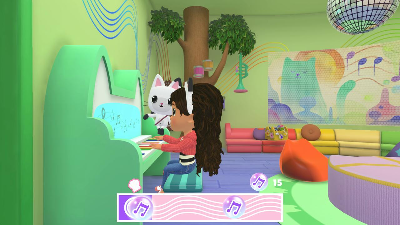 Ein Mädchen und eine Katze spielen Klavier in einem Cartoon-Raum. Der Raum hat einen Baum, eine Discokugel und eine Wand mit Katzenmotiv.