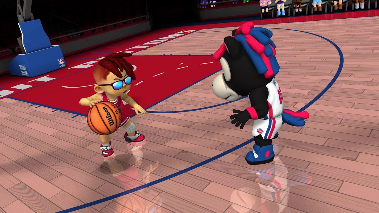 Zwei Zeichentrickfiguren auf einem Basketballfeld. Einer hält einen Basketball. Der andere ist ein Maskottchen. Beide schauen sich an.